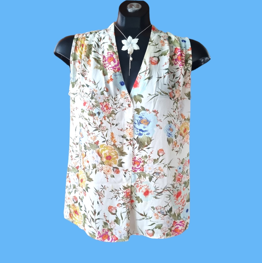 🌟3/$40 Sale!Mix & Match🌟 Rose & Olive Sleeveless Floral Blouse